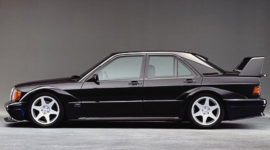 Egy újabb legenda, a Mercedes 190 E 2.5-16 Evolution II. 232 lóereje még mindig tiszteletet parancsol.