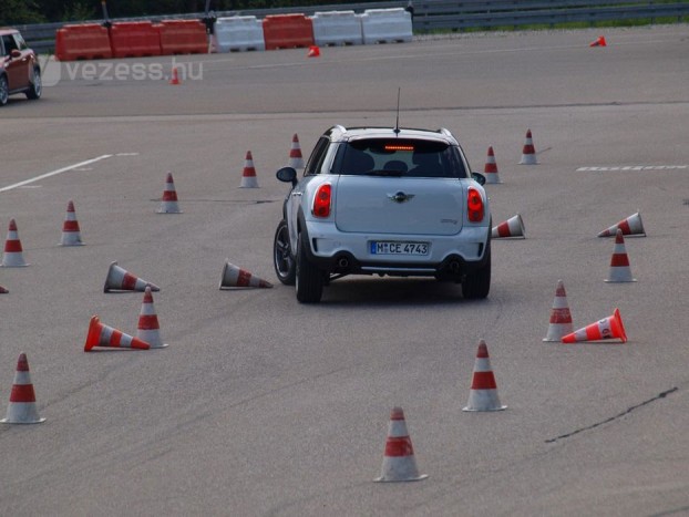 Vészfékezés irányváltással