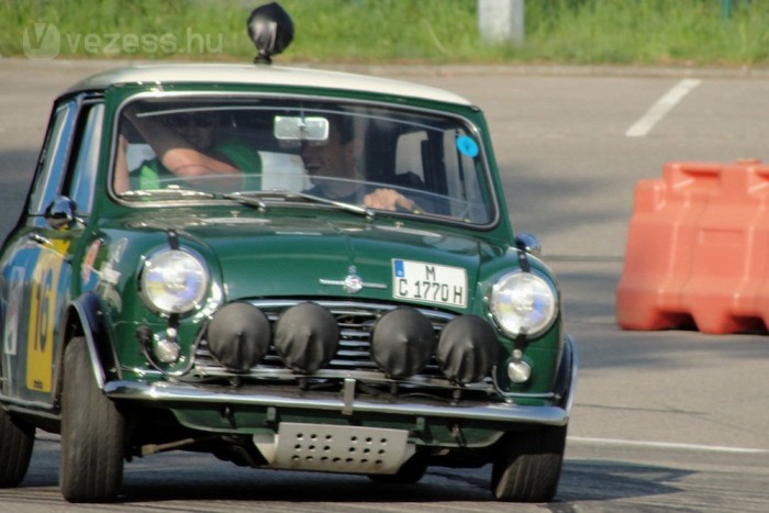 Nagy vigyorgások közepette kapaszkodót keresek, de sofőröm is jól mulat (Fotó: Balogh Bence)