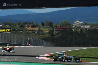 F1: Schumi értetlenül áll a kocsija előtt