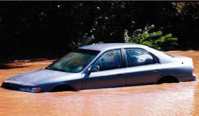 Vízben végezte a balesettől menekülő sofőr