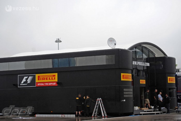 F1: Az idény közepéig megvannak a gumik