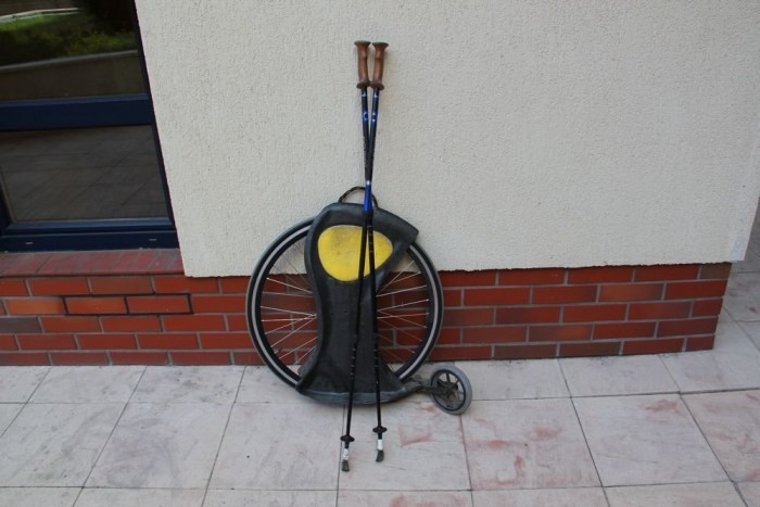 Gördeszka biciklikerékkel 10 | Vezess A feltaláló saját eszköze, egyedi karbontesttel. Két síbottal jár ki vele Szentendrére, a HÉV meg maradjon magának