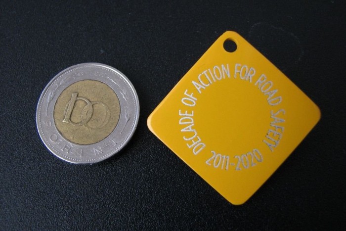 Sárga rombusszal a Gonosz ellen 6 | Vezess A kis sárga plakett hátulján biztonsági lezáróelem is van, nehogy véletlenül megbökjük magunkat a tűvel