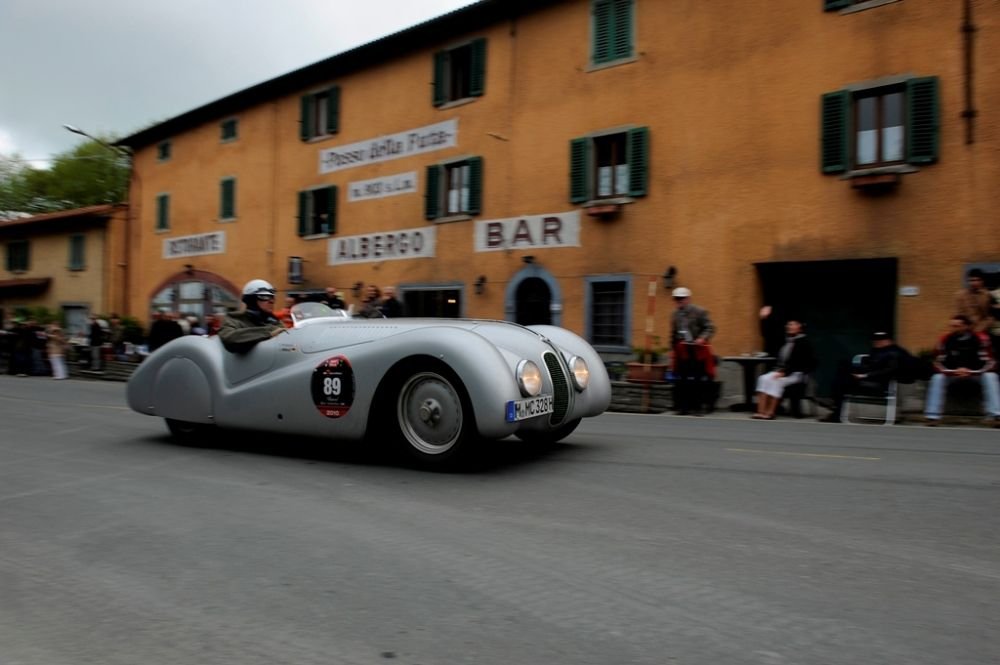 Egy BMW 328 roadster Brescia utcáin