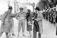 A győztes Rudolf Caracciola, felesége és Alfred Neubauer csapatvezető 1931-ben