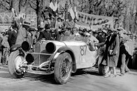 A győztes Caracciolát felesége, Charly várta a brescai célban 1931-ben