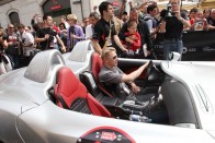 Mika Häkkinen évek óta visszatér a Mille Migliára. Itt 2009-ben, az új Mercedes SLR volánjánál