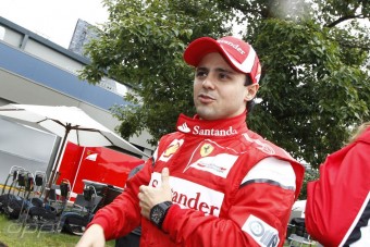 F1: Massa szexszel melegít