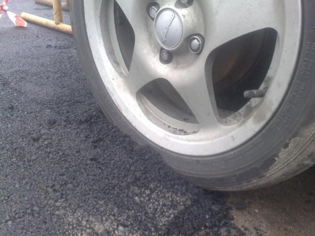 Amikor befenyít a maffia 6 | Vezess Valószínűleg csak rossz helyen állt a Golf, ezért kapott aszfaltbakancsot.