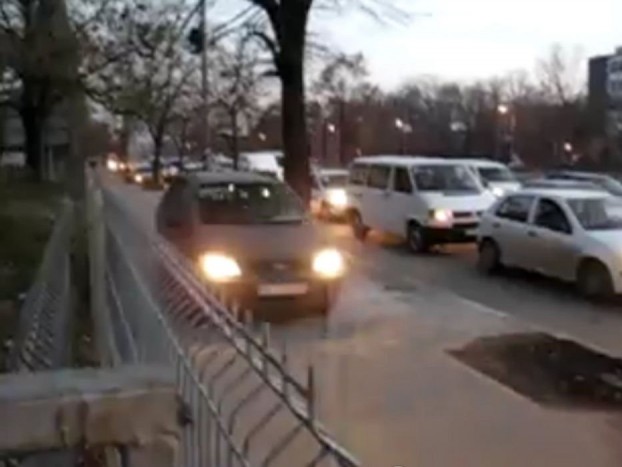 Ha elfogyott a buszsáv, jó a járda is!