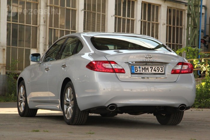 Nagyon nem látszik a fantáziátlan faron, hogy az Infiniti a design révén akar kitűnni a kategóriából
