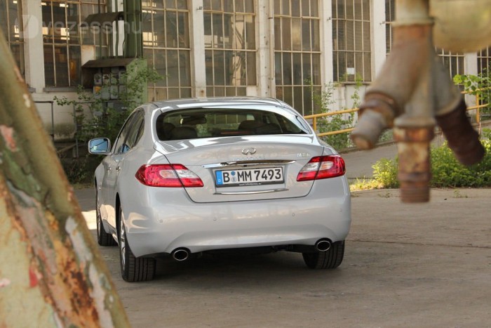 100 ezer forinttal kevesebbe kerül a 320 lóerős benzinesnél és 300 ezerrel többe a 238 lóerős V6 dízelnél