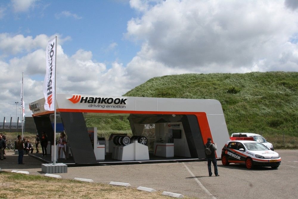 A Hankook, a DTM hivatalos gumiszállítójának promóciós sátra