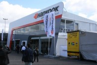 A Hankook bázisa a pályán belül