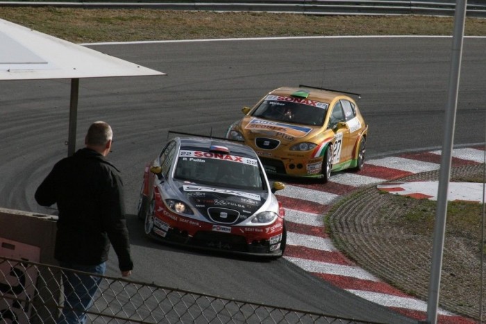 A Mercedes jobb vagy az Audi? 7 | Vezess Weber Gábor aranyszínű Leonja, mellyel szombaton második, vasárnap hetedik lett