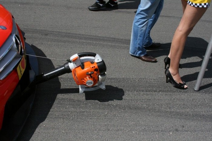 A Mercedes jobb vagy az Audi? 9 | Vezess Rajtra készülődve, STIHL-motoros lombszívókkal a Mercedesek hűtőin, nehogy felforrjanak a rajtig