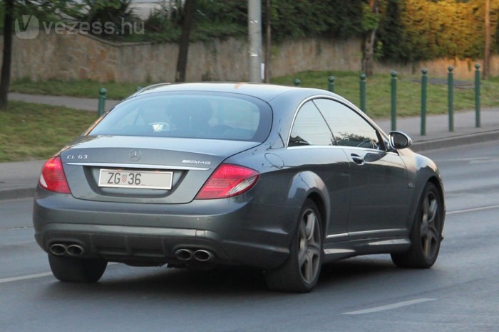 A tervezet szerint az adóhatóságot is értesítenie kell a rendőrségnek, ha valaki jogtalanul használ külföldi rendszámot, mert adójogi szabályt is sérthet a hazai regisztrációs díj és az áfa elkerülése KN, RO, PA és más egyéb rendszámokkal