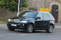 Úgy eltép a rosenheimi BMW X5, hogy 1/200-as záridővel sem lett éles a kép. Külföldi rendszámmal szinte mindent szabad, amíg a rendőrök feladata a bírsággyártás, nem ritkán lesből traffizással, kipécézve 50-60-ra korlátozott országúti szakaszokat