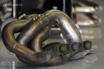 F1: A Williams szúrt ki a többi csapattal?