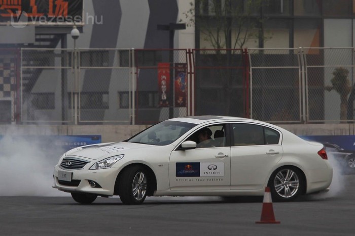 Sebastian Vettel is szeret driftelni. Itt épp kínaiakat autóztat egy Infiniti G37-tel