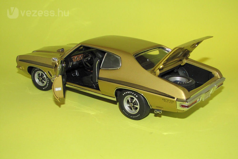 GMP Pontiac GTO Arinzona Gold színben