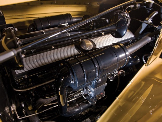 Vezetékek sehol, csak polírozott, lakkozott alkatrészek