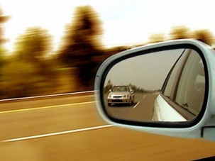 Néha a sors bünteti azt aki jobbról előz