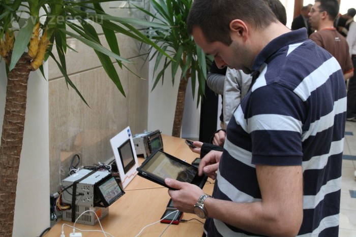 Szekértő nyomogatja az iGO-t