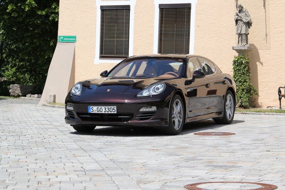 A leggyorsabb hibridautó a világon az új Panamera S Hybrid. 380 lóerős, 270 a vége és katalógus szerint 6,8 liter benzint eszik százon.