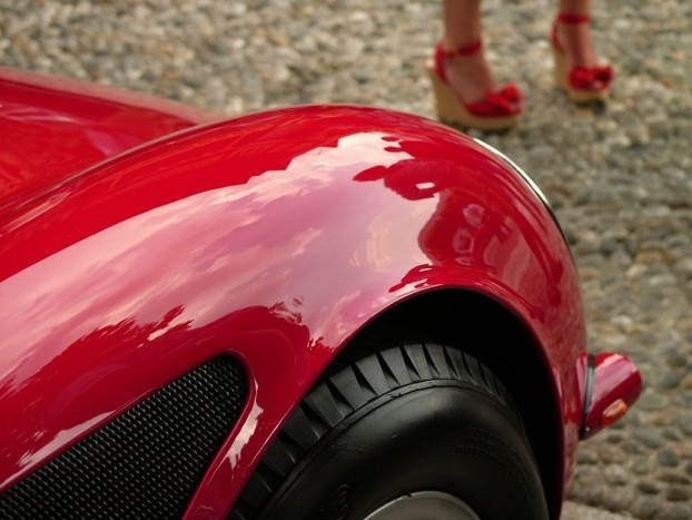 Az Alfa Romeo 33 Stradale a hatvanas évek végének talán legszebb autója a Lamborghini Miura mellett. Az első és a hátsó kerekek mögött is ráccsal fedett lyukakon át jut ki a levegő a kerékívekből.