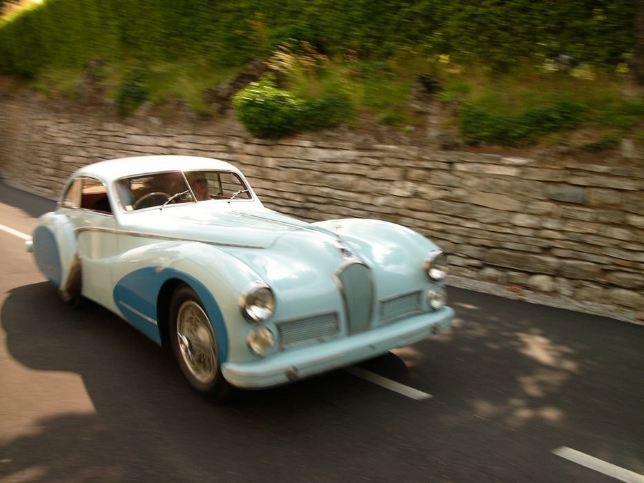 Erős másodikok a harmincas évekbeli Alfa Romeók mögött a kor szép francia luxuskupéi, mint például ez a Talbot Lago.