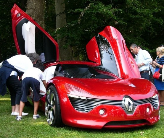 Laurens van den Acker Renault-tanulmánya, a Dezir, ami kívülről Laetitia Casta, belül felhők.