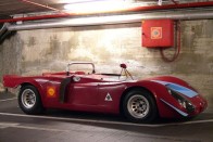 Alfa Romeo 33/2 versenyautó 1968-ból. A kor Porschéivel ugyan nem nagyon tudtak mit kezdeni, de a Targa Floriót azért megnyerték. És, ugye, a tükör.