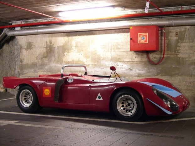 Alfa Romeo 33/2 versenyautó 1968-ból. A kor Porschéivel ugyan nem nagyon tudtak mit kezdeni, de a Targa Floriót azért megnyerték. És, ugye, a tükör.