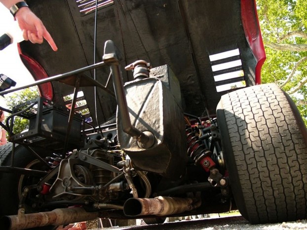 Ilyen az Alfa Romeo 33/2 belseje. Kétliteres V8, ez a motor van a 33 Stradalében is, 9000 környékén kell benne váltani.