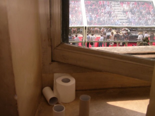 A gazdagoknak még pisilni is más! Az autószépség-verseny vasárnapi programjai a Villa d'Estével szomszédos Villa Erbában vannak, és a férfivécéből egyenesen egy Aston Martin DB5 kabrióra látni. Biztos forrásból tudom, hogy a női vécéből is.