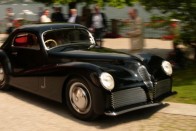 A közönségdíjat elnyert Alfa Romeo 6C 2500. Annyira érdekel, milyen érzés lehetett 1942-ben elmenni a Bertonéhez, hogy uraim, szeretnék egy új autót, és hogy milyen Sztálingrád?