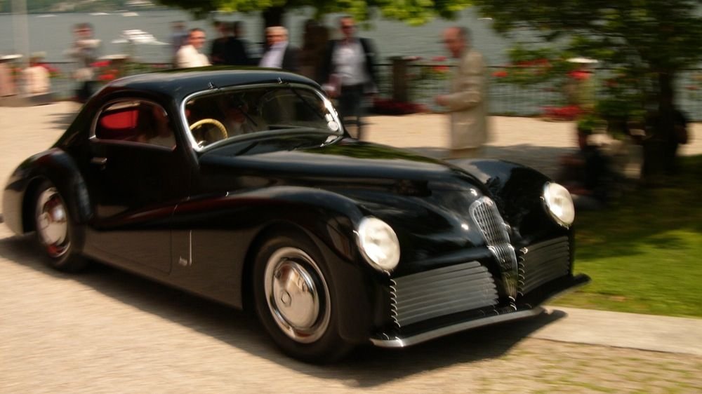 A közönségdíjat elnyert Alfa Romeo 6C 2500. Annyira érdekel, milyen érzés lehetett 1942-ben elmenni a Bertonéhez, hogy uraim, szeretnék egy új autót, és hogy milyen Sztálingrád?