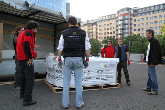 Nagy falat. A liftbe nem fér be, a lépcsőházban elakadna, a daru meg órákra megbénítaná a környék forgalmát. Marad a helikopteres emelés.