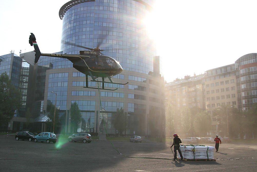 Mit csinál az ember, ha a túlméretes, a sokadik emeletre szánt erkélymedence nem fér be a liftbe, és szétszedni nem lehet? A megoldás egyszerű: helikopterre bízza a dolgot. Megnéztük, hogyan kerül fel a többszáz kilós bubis medence a tetőre