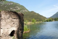 A Castel Toblino egy tó partján található