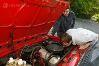 Varázslatos illat árad a motortérből. Itt még gép volt a gép!