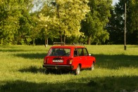 10,6 litert fogyaszt Budapesten a napi 40 km ingázással. A 70 lóerős motor jól harap, van benne élet