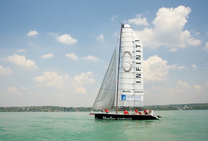 Hajón is szárnyal az Infiniti 6 | Vezess Milyen hajó megy el ilyen kis vízben?