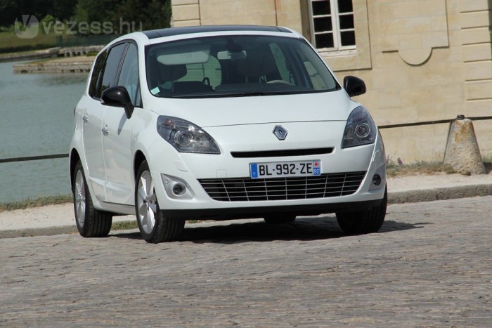 Talán a jó dízelt jelentő TDI mellé érdemes lenne a PSA HDi-jét és a Renault-féle dCi-t is felvenni a népszótárba, mert a Renault kifejlesztett egy új motorcsaládot, amelynek elsőként bemutatott tagja, az 1,6 dCi 130 igen meggyőző.