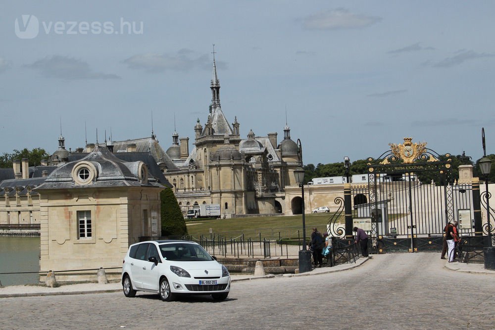 Párizs közelében található a Chantilly kastély és parkja. Érdemes megnézni az impozáns épületet, ha valaki arra jár