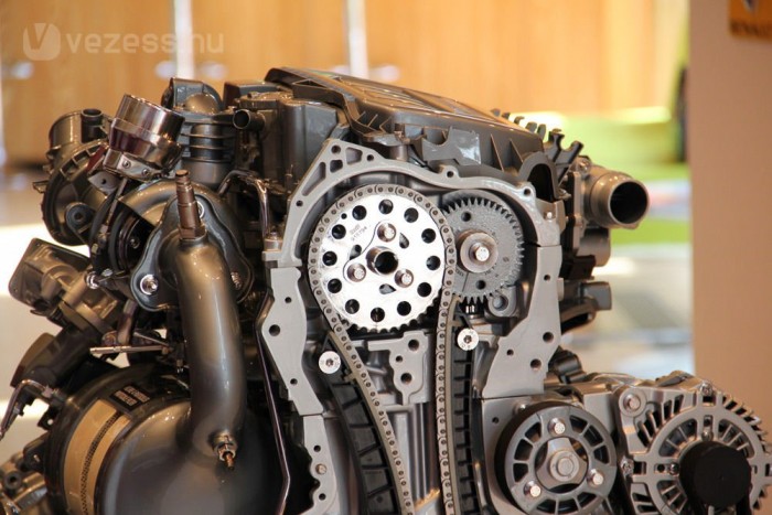 A vezérműtengelyeket lánc hajtja, így nem kell jó pénzért vezérműszíjat és feszítőgörgőket cserélni. Az eddig 8 helyett az új négyhengeres 16 szelepes
