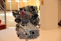 A motor 264 alkatrészének 75 százaléka vadonatúj, a többi a 2,0 dCi-ből származik