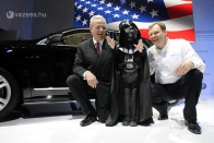 Darth Vader indította be a VW új gyárát 12